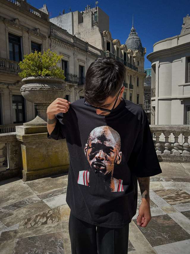 Detalle de la estampa fotográfica sobre algodón negro.