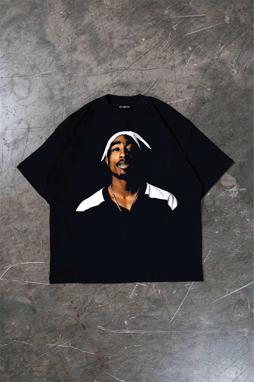 Remera negra oversize con la estampa de Tupac.